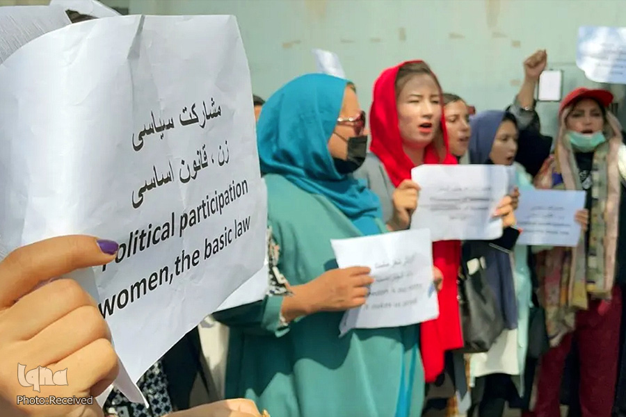 تظاهرات زنان افغان در اعتراض به سلب حق تحصیل و اشتغال + عکس