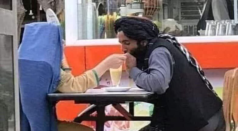 قرار عاشقانه یک جنگجوی طالبان در کافه سیار در کابل! + uکس