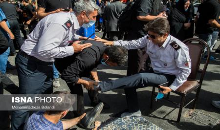  مالش دادن پای عزاداران در مراسم راهپیمایی جاماندگان اربعین + عکس