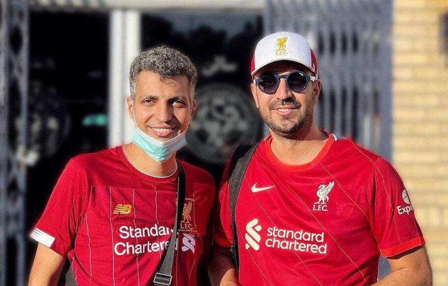 عادل فردوسی پور با لباس لیورپول در کنار برادرش + عکس