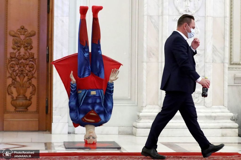 مجسمه سوپرمن در ورودی پارلمان رومانی + عکس