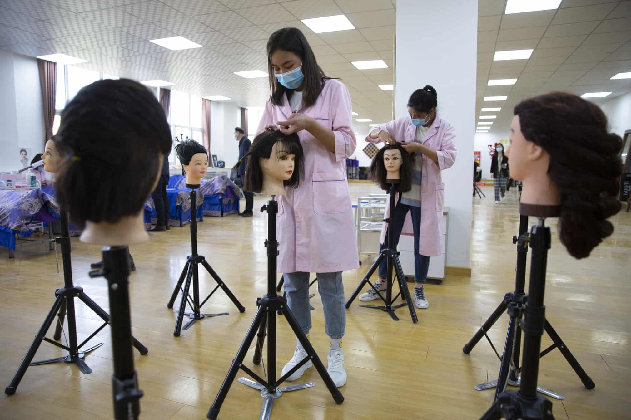 کار کردن دانش آموزان چینی در مدرسه روی گلاه کیس مانکن ها + عکس