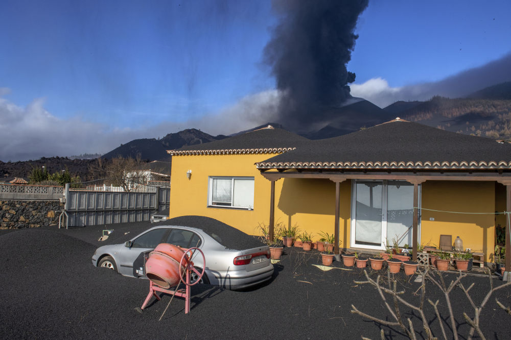 خانه ای غرق در خاکستر فوران آتشفشان + عکس