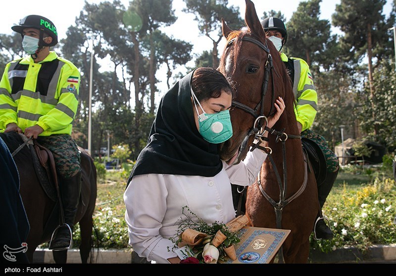 عکس یادگاری مردم با اسب سواران یگان ویژه نیروی انتظامی +‌ عکس