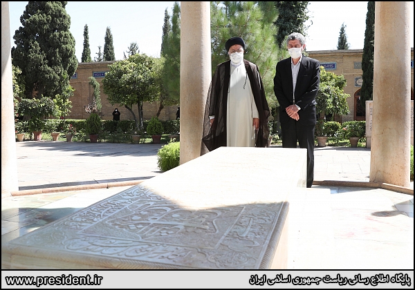 حضور رئیسی در آرامگاه حافظ شیرازی + عکس