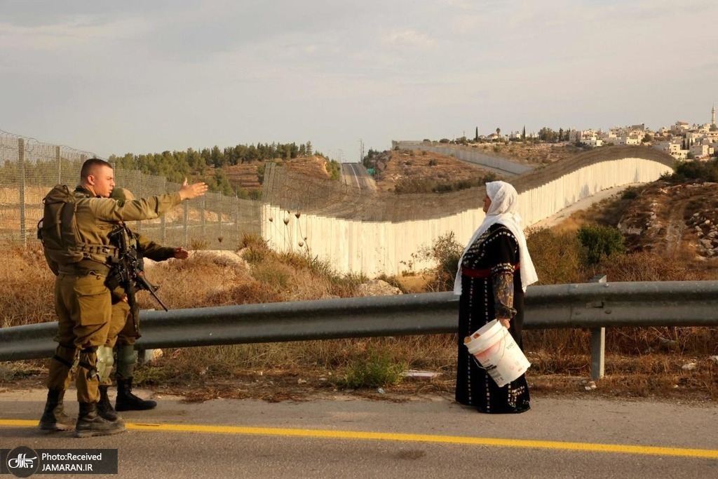 ایست بازرسی ارتش رژیم صهیونیستی در مقابل مزارع زیتون فلسطینیان + عکس
