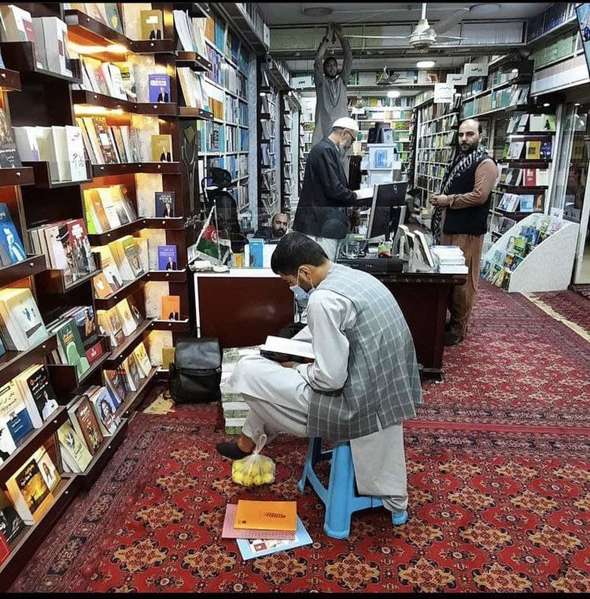 کتابفروشی فرش‌ شده زیبا در کابل +عکس