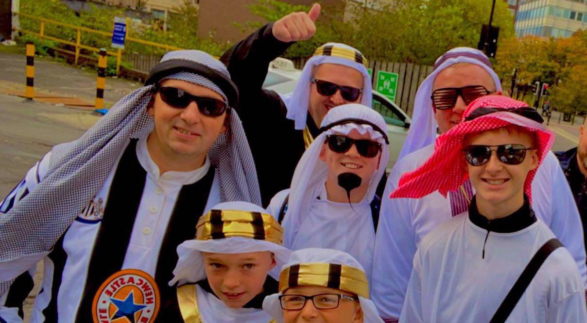 تجمع هواداران نیوکاسل انگلیس با لباس عربی! + عکس