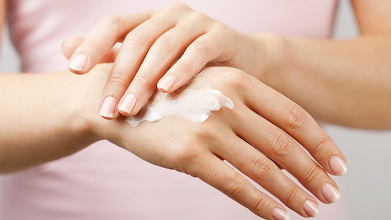 علت پوست پوست شدن دست چییست؟ + راه‌های ساده درمان