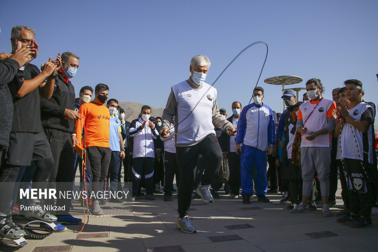 طناب زنی وزیر ورزش میان ورزشکاران + عکس