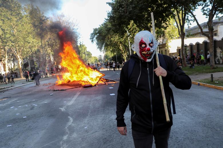 ماسک ترسناک یک معترض در تظاهرات ضددولتی شیلی + عکس