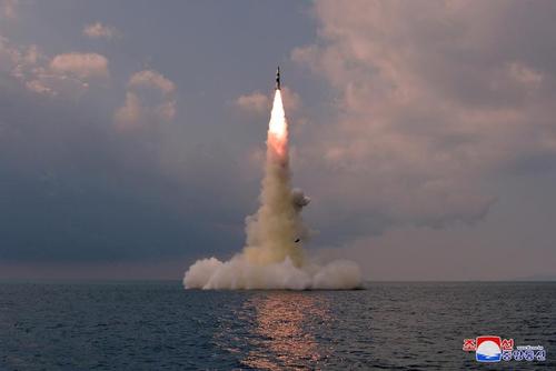 لحظه شلیک موشک بالستیک از زیردریایی کره شمالی + عکس