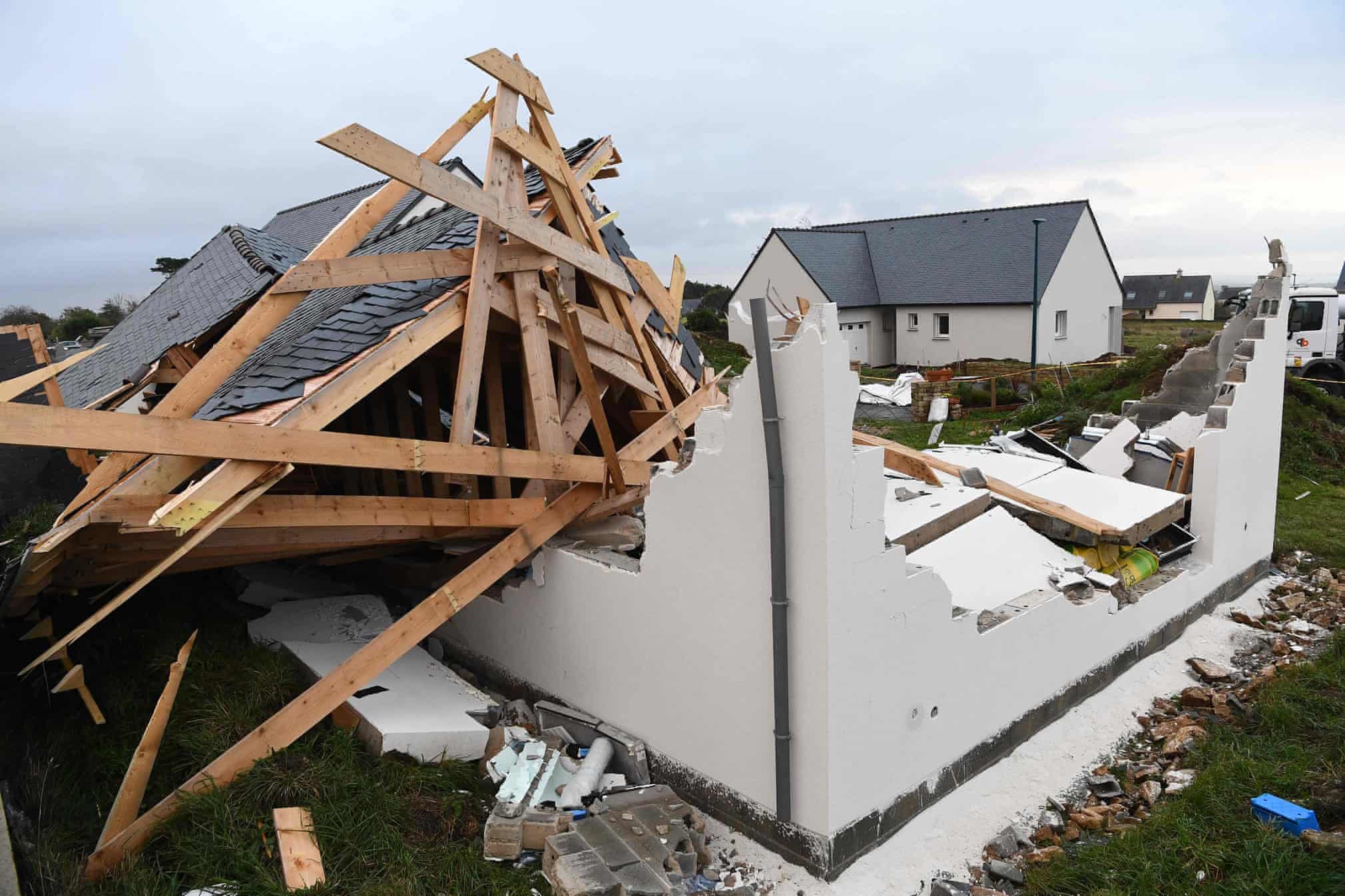 خانه ویران شده توسط طوفان آرور در غرب فرانسه + عکس