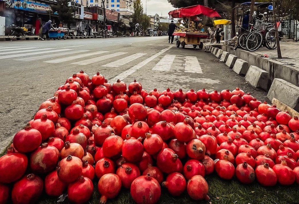 انار فروشی کنار خیابانی در کابل + عکس