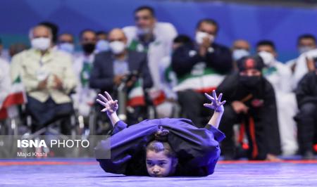 انجام حرکات نمایشی دختران در حضور رئیس جمهور + عکس