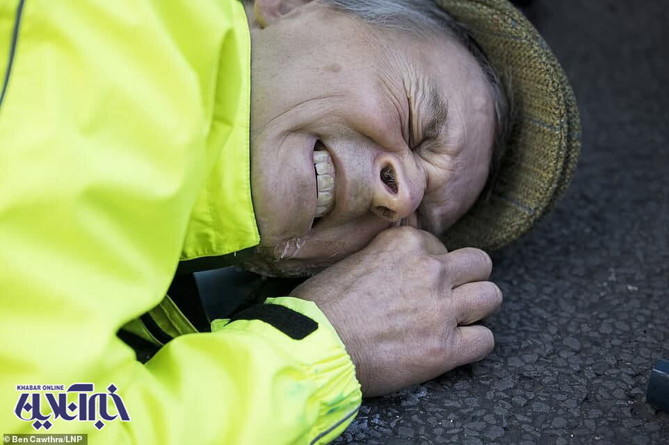 اقدام عجیب یک معترض لندنی؛ چسباندن صورت به زمین با چسب + عکس