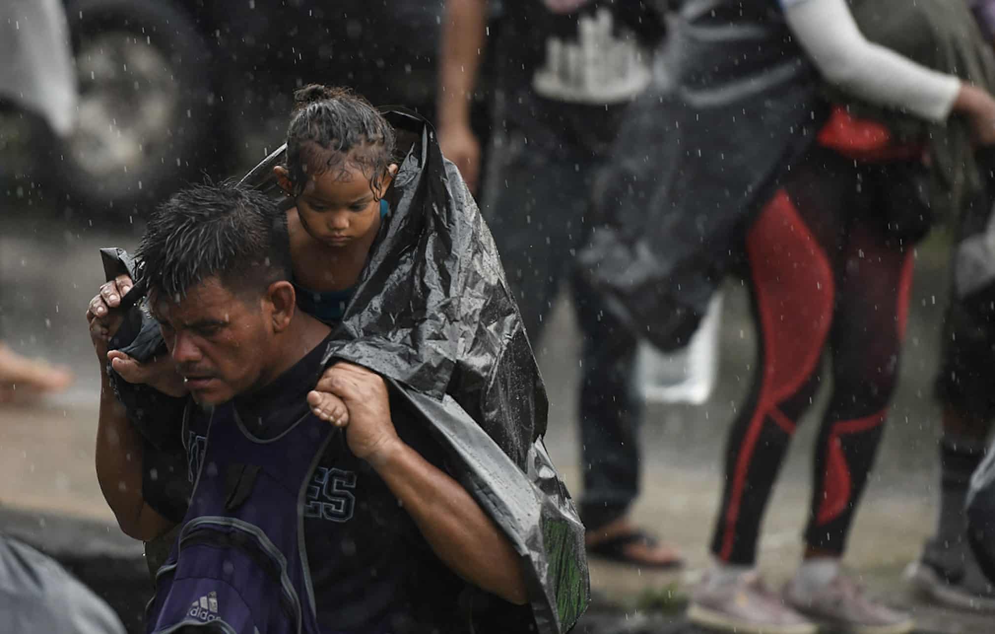 شرایط سخت مرد مکزیکی به دنبال پناهندگی + عکس