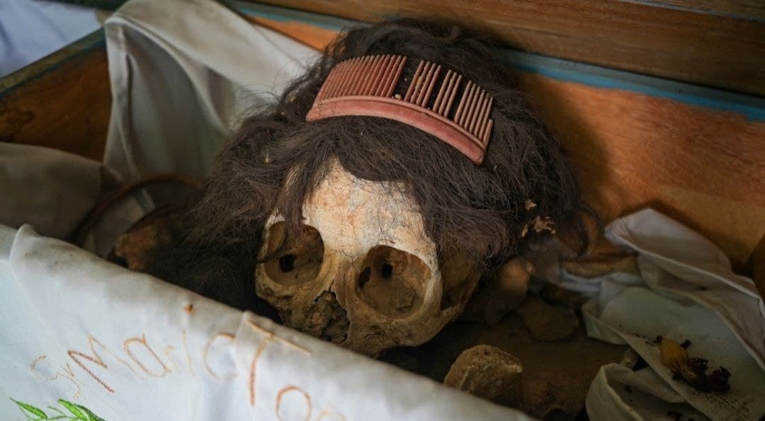 مراسم تمیز کردن استخوان های مردگان در مکزیک! + عکس