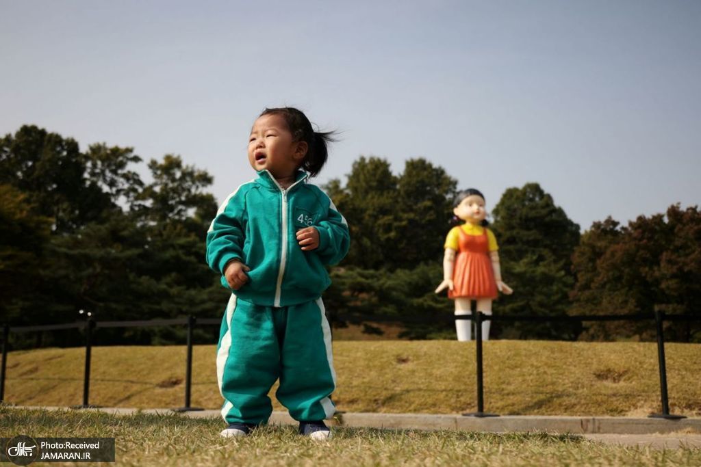 دختری با لباس سریال «بازی ماهی مرکب» در پارک سئول + عکس