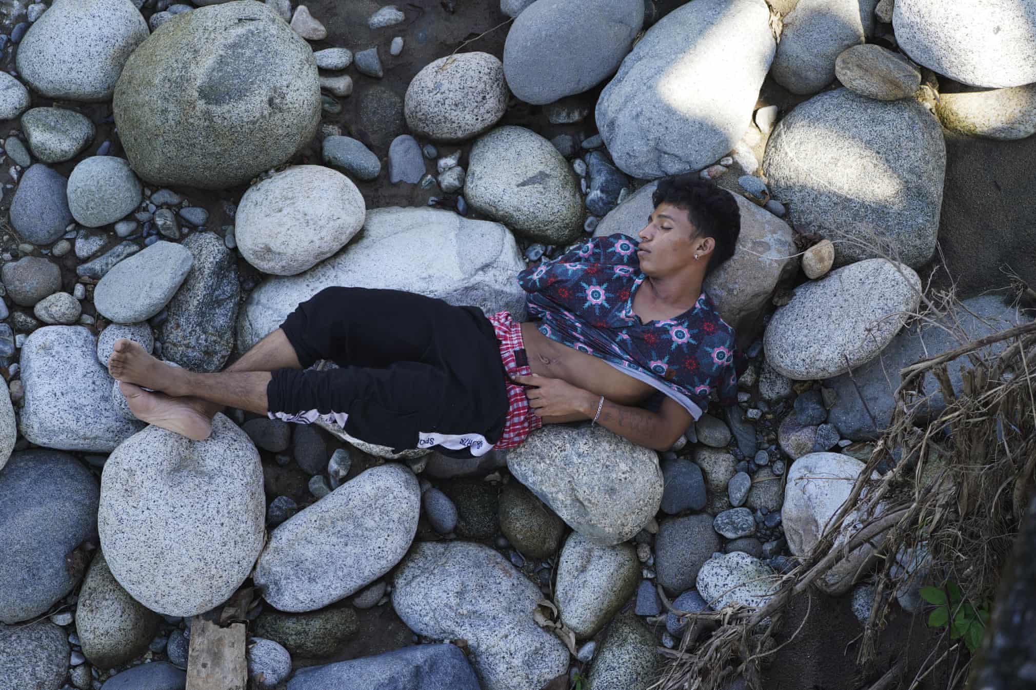 خواب عمیق یک پناهنده روی پاره سنگ ها + عکس