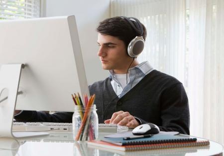 آیا هدفون و ایرباد به مرور زمان به شنوایی آسیب می‌رساند؟