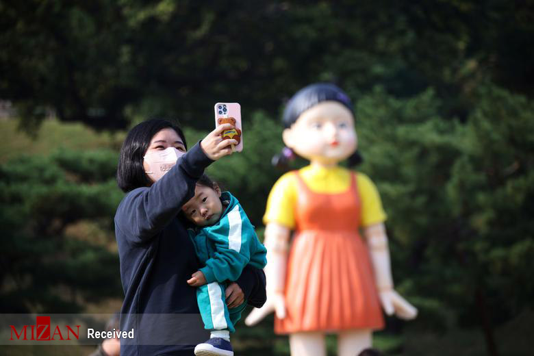 عروسک غول پیکر بازی مرکب در پارک سئول + عکس