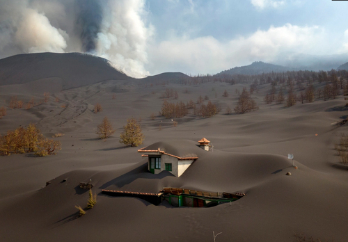 دفن شدن یک خانه زیر غبارهای آتشفشانیِ جزایر قناری + عکس