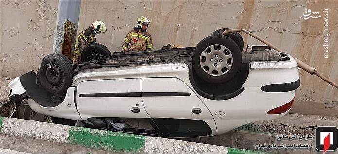 تصادف شدید پژو ۲۰۶ با تابلوهای کنار بلوار در تهران + عکس