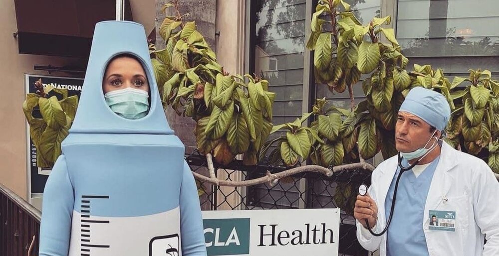 لباس هالووینی خواننده معروف برای تشویق مردم به واکسیناسیون! + عکس