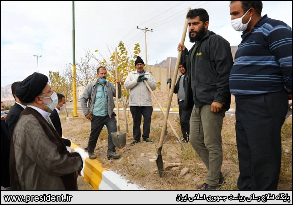 گفتگوی رئیس جمهور با کارگران فضای سبز + عکس