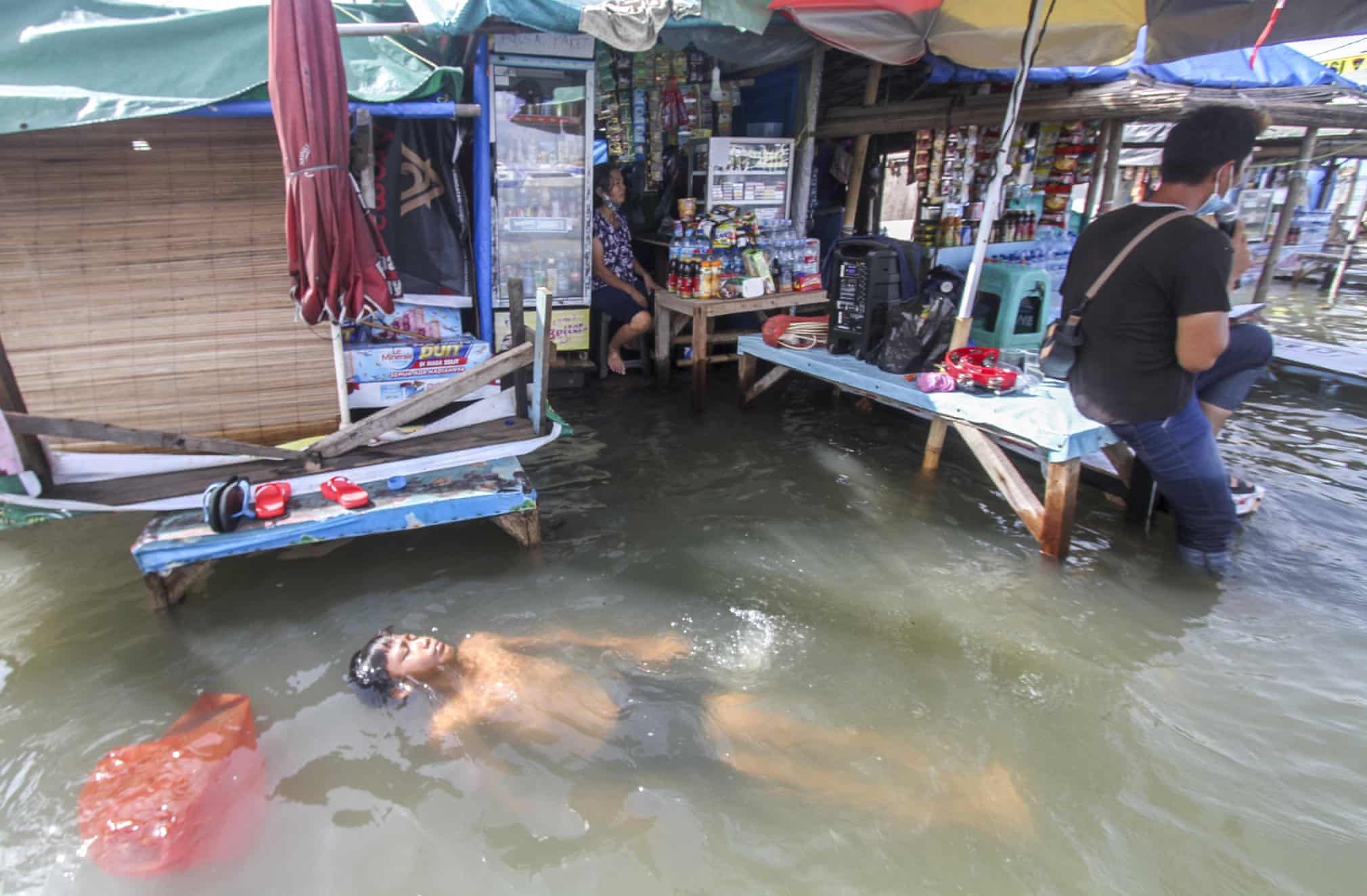 شنای آسوده در سیل جاکارتایِ اندونزی + عکس