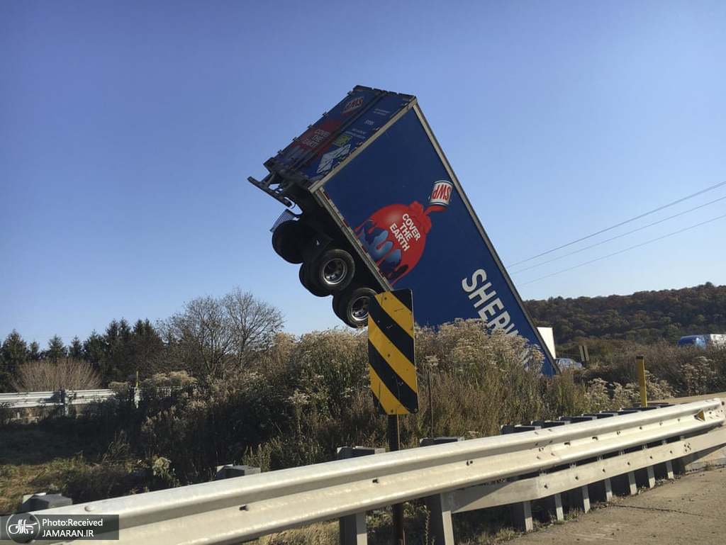 واژگونی وحشتناک یک کامیون در آمریکا + عکس