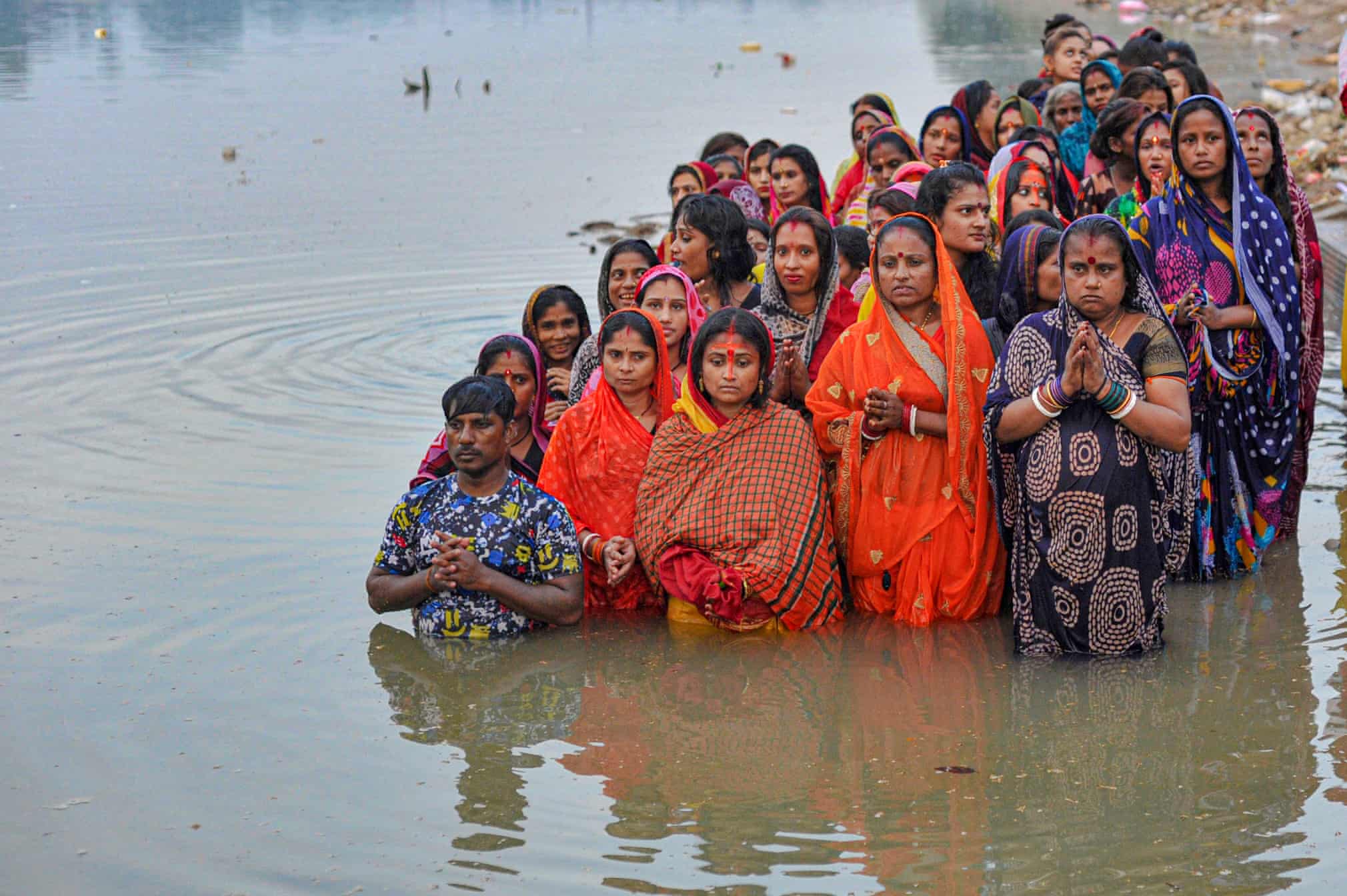 انجام مراسم آیینی در رودخانه «سورما» بنگلادش + عکس