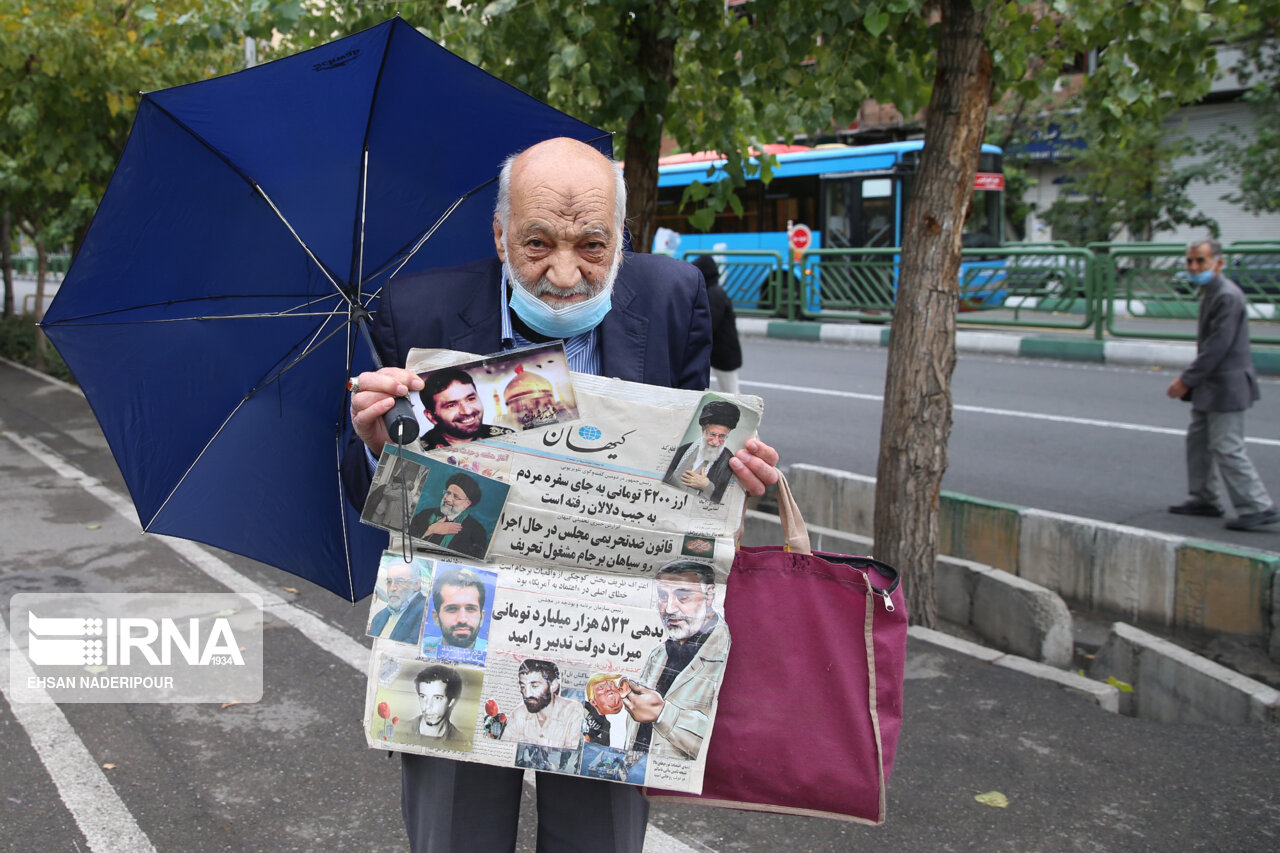 کیهان در دست یکی از نمازگزاران روز جمعه +‌ عکس