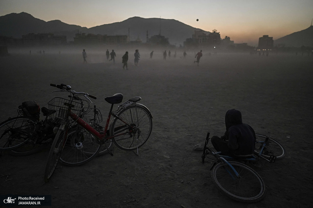 پسر افغان در حال تماشای بازی فوتبال در کابل + عکس