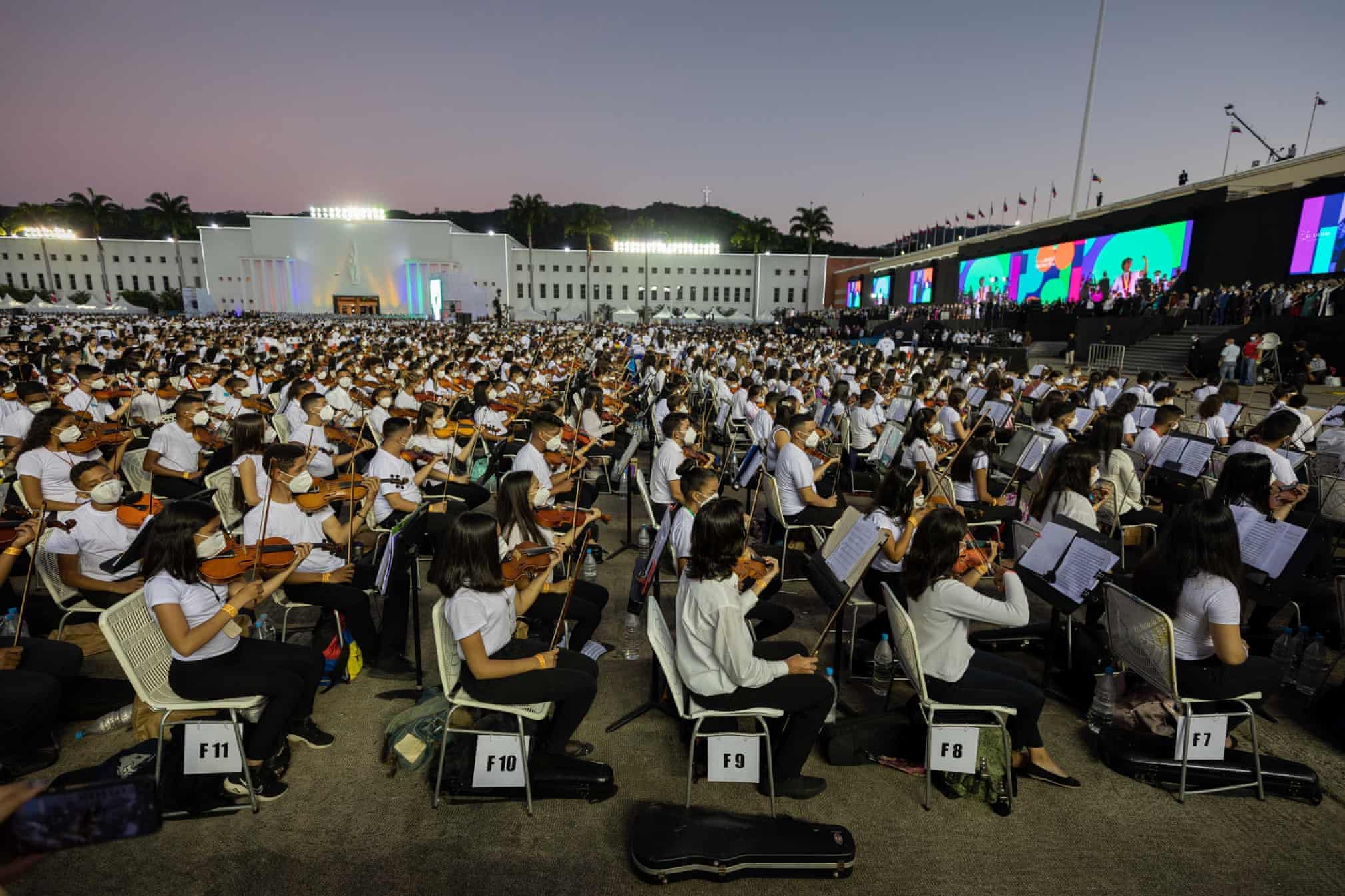 رکوردشکنی گینس با بزرگ ترین ارکستر جهان و 12 هزار نوازنده + عکس
