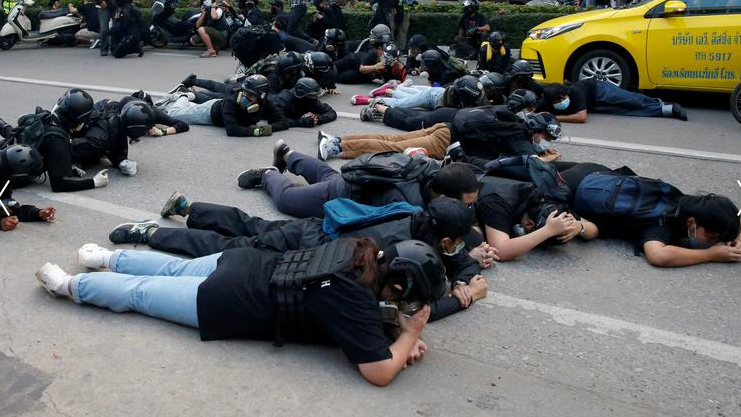  پناه گرفتن تظاهرکنندگان تایلندی مقابل گلوله های پلاستیکی + عکس