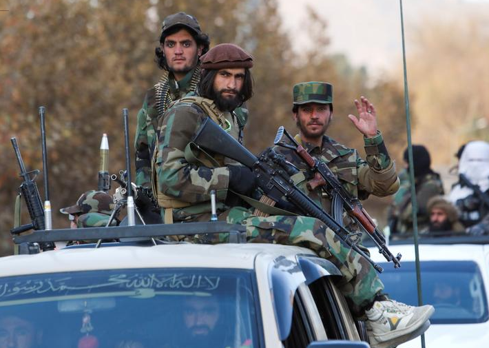 ژست شبه نظامیان طالبان در رژه + عکس