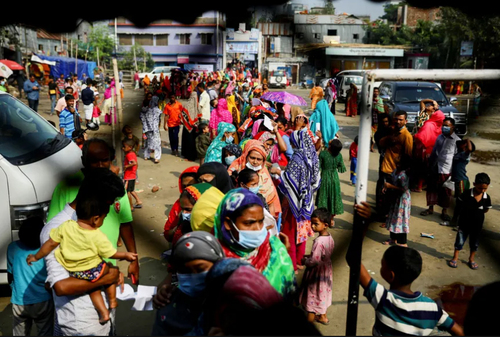 صف تزریق واکسن آسترازنکا در بنگلادش + عکس