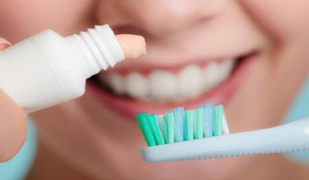 قبل صبحانه باید مسواک زد یا بعد از صبحانه؟
