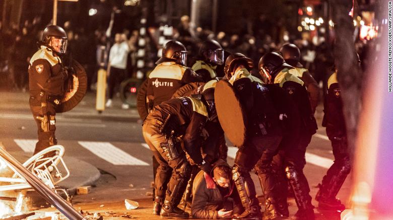  شلیک پلیس هلند به معترضان محدودیت های کرونا + عکس