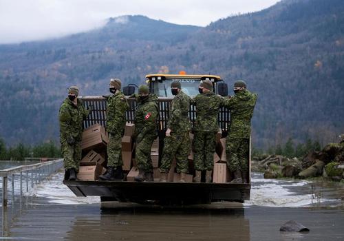 نیروهای ارتش در حال امدادرسانی به سیلزدگان در کانادا + عکس