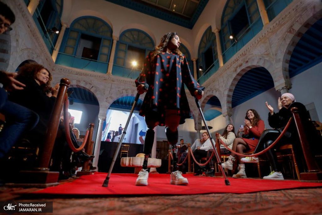  زنی با پاهای مصنوعی در یک نمایش مد تونس + عکس