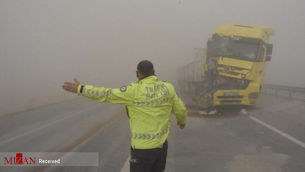 طوفان شن و تصادف زنجیره ای خودروها در قونیه + عکس