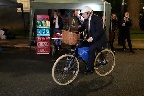 نخست وزیر بریتانیا سوار بر دوچرخه در بازار لندن + عکس