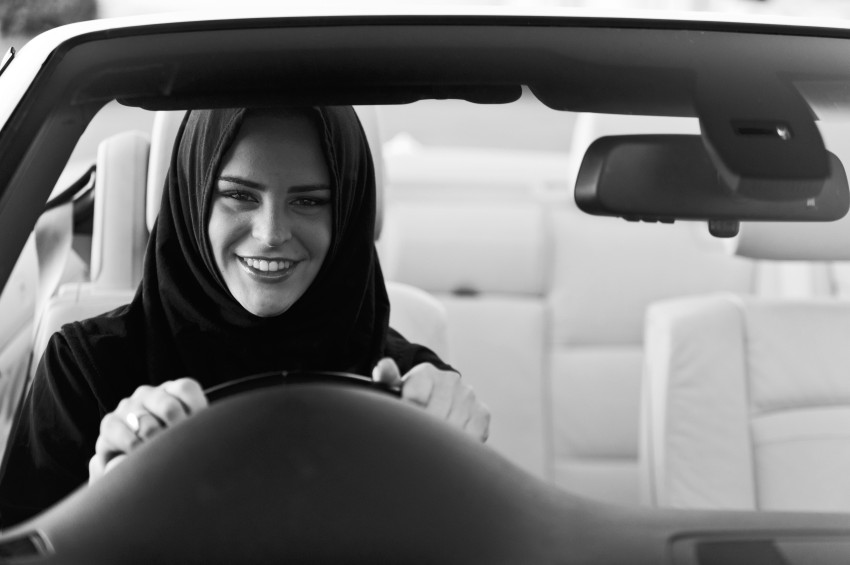استفاده از کفش پاشنه بلند در رانندگی ممنوع 