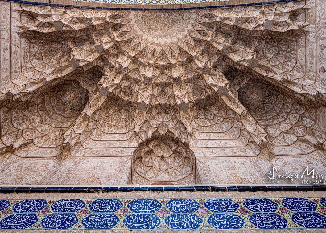 مقرنس‌کاریِ ورودی مسجد آقابزرگ کاشان + عکس