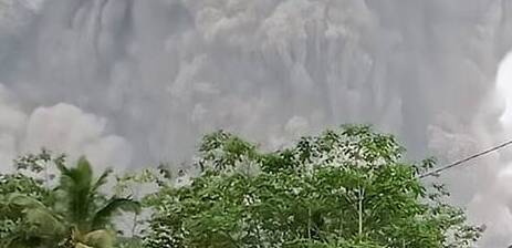 لحظه فوران آتشفشان در اندونزی + عکس