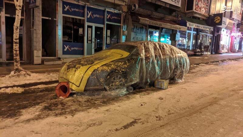 راهکار مردم برای فرار از یخبندان خودروها در ترکیه + عکس