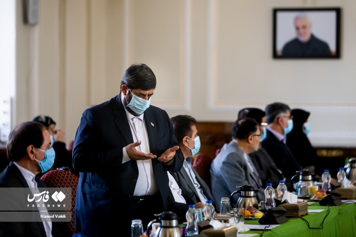  نماز خواندن یکی از نمایندگان وسط جلسه با وزیر خارجه + عکس